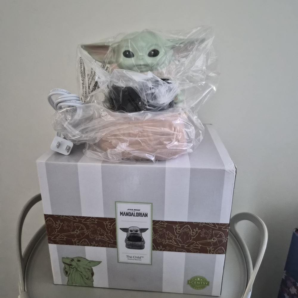 Star Wars Mandalorian The Child Green and Beige Lamp